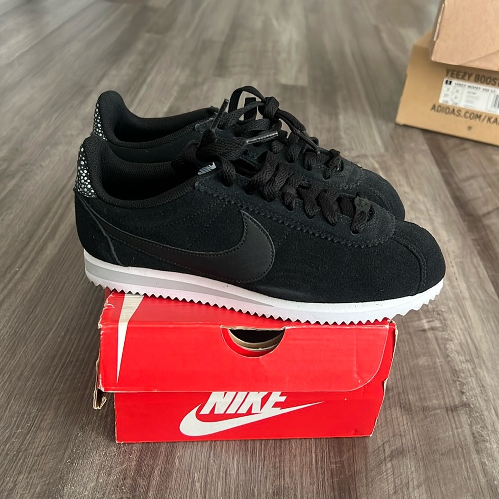Black Wolf Grey-White Cortez